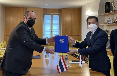 The Secretary General of the Bureau International des Expositions (BIE), Dimitri S. Kerkentzes (left), receives the Thailand��s letter of candidature for Specialised Expo 2028